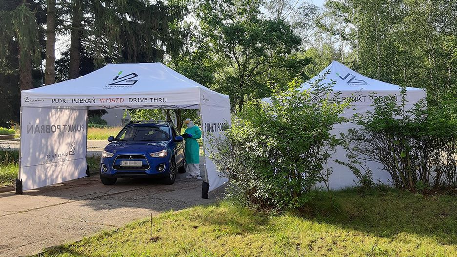 Koronawirus. COVID-19 coraz groźniejszy. Wrocław z nowym punktem pobrań "drive-thru"