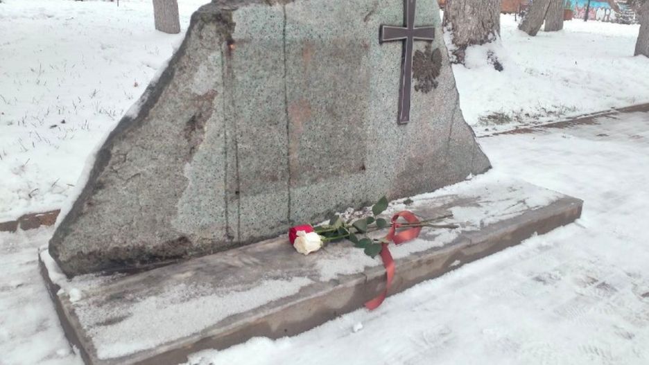 Nieznani rosyjscy wandale zniszczyli pomnik w Tomsku poświęcony polskim ofiarom stalinowskich represji. 