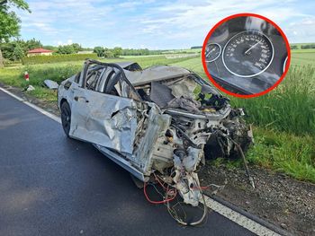 Lublin: Poważny wypadek w Podzamczu. BMW uderzyło w drzewa i rozpadło się na części