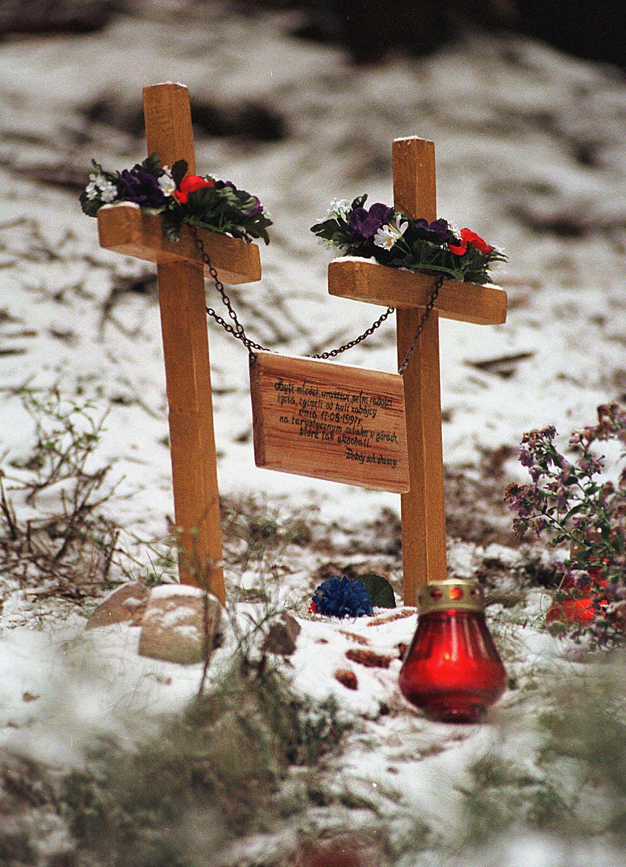 Symboliczne krzyże w miejscu śmierci studentów.