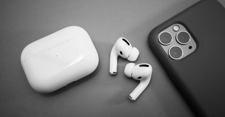 AirPods Pro podrobione. Tak dobrze, że łączą się z iCloud i parują jak oryginały