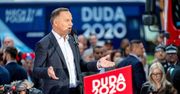 Wybory 2020. Andrzej Duda podpisuje "Kartę Rodziny"