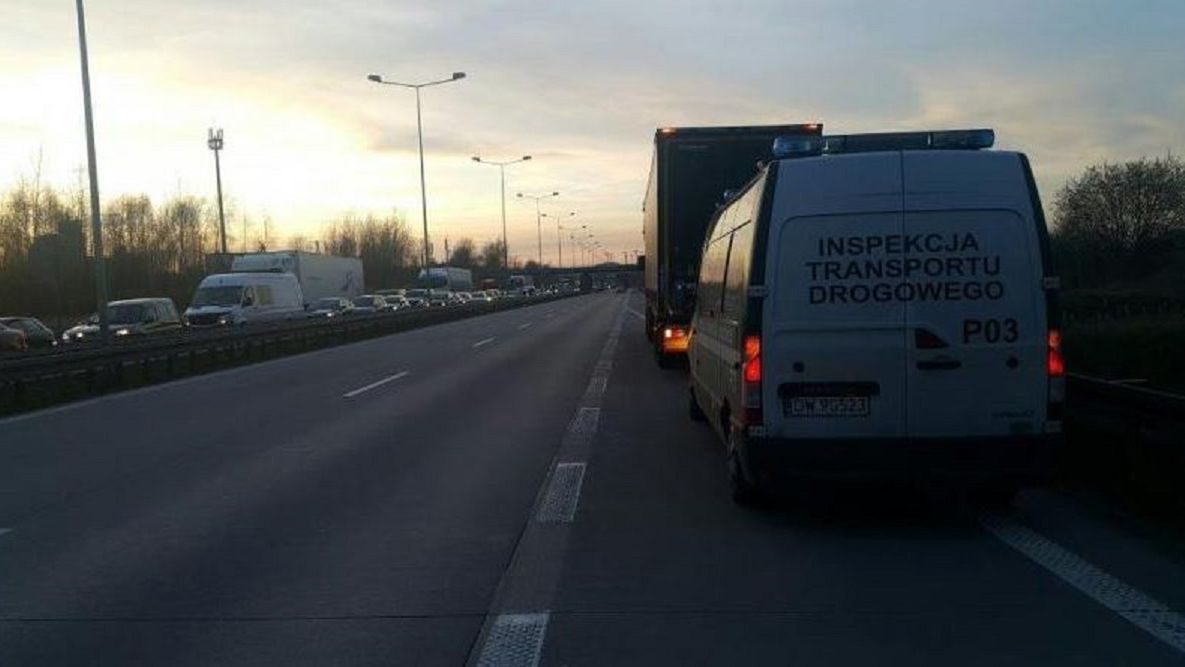 Według doniesień innych kierowców, ciężarówka cofała przez około 2 km.