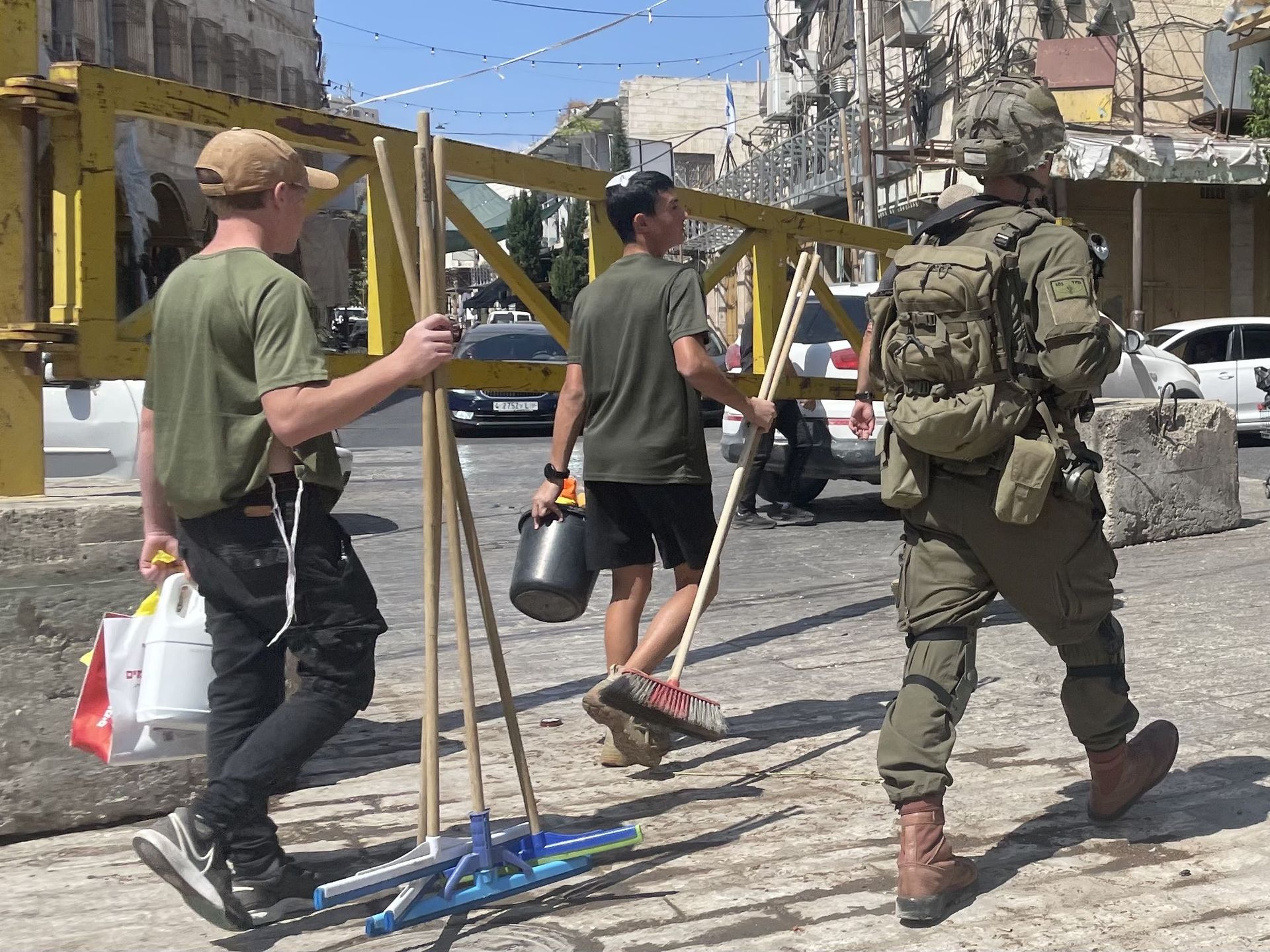 Osadnicy eskortowani przez izraelskiego żołnierza. Hebron, wrzesień 2026 r.