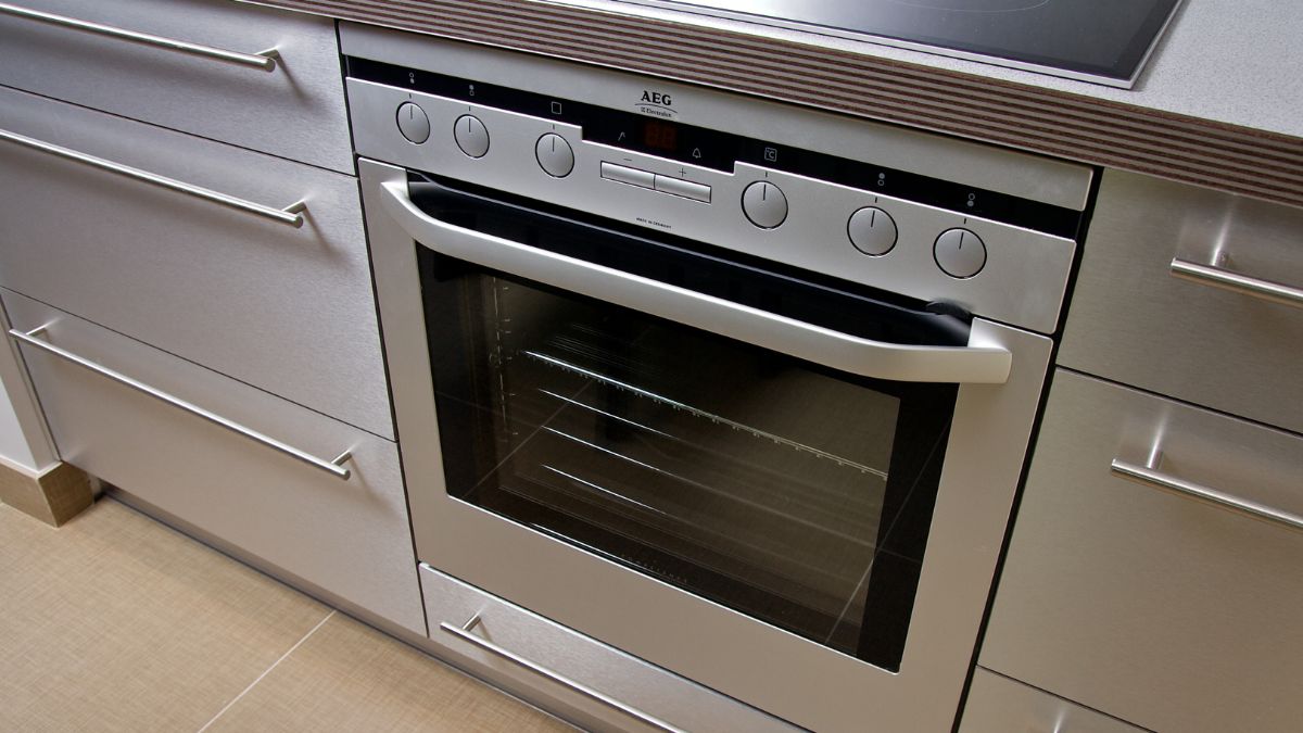 Do czego służy szuflada pod piekarnikiem? 