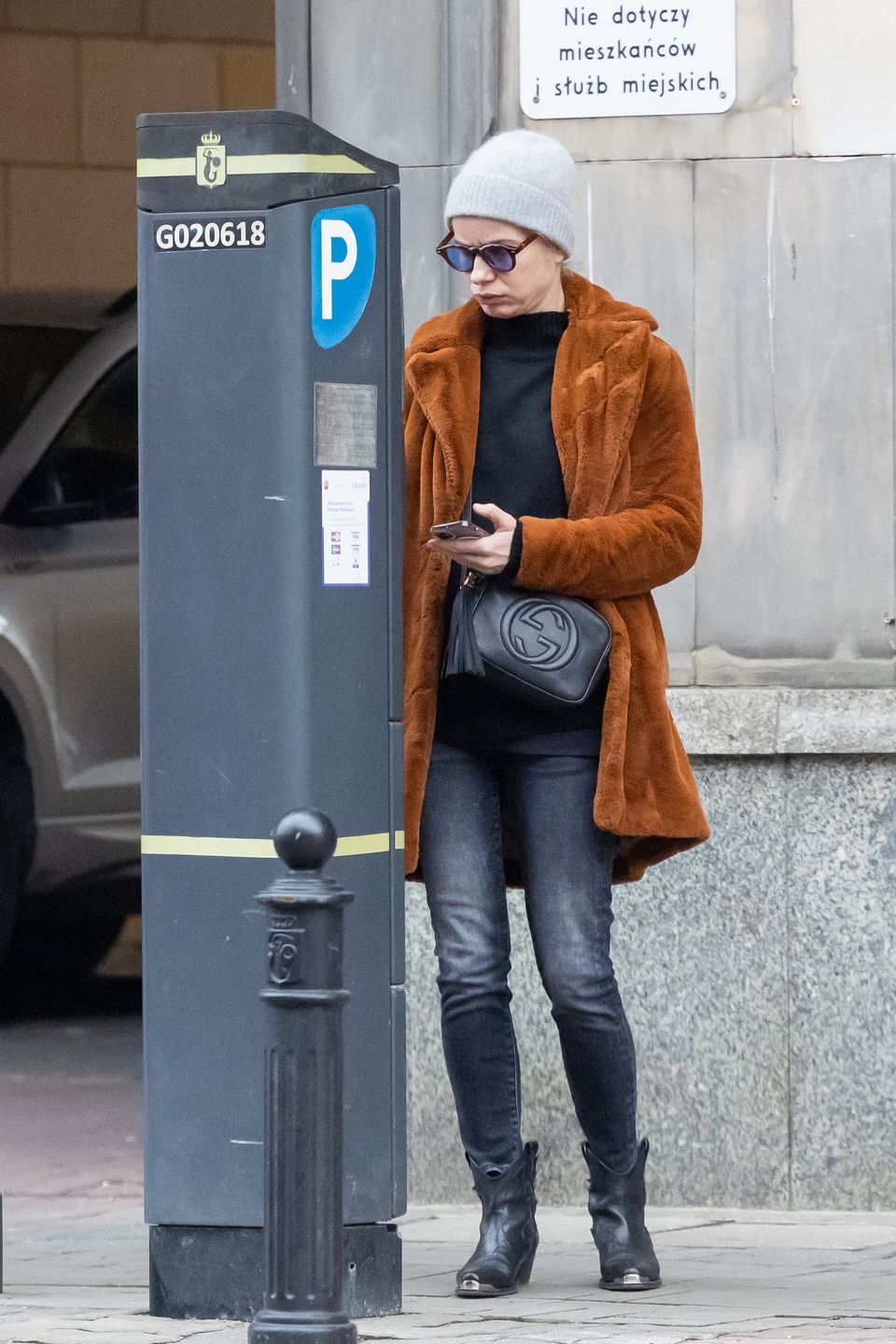 Odpicowana Magda Cielecka snuje się po mieście