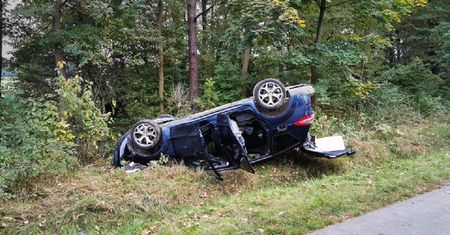 Zahaczyła lusterkiem, auto dachowało. Niegodne zachowanie 26-latki