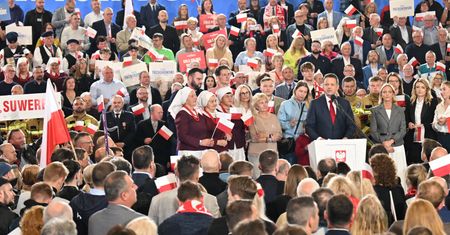 Sondażowe wyniki wyborów. Tak zareagowali politycy w sieci