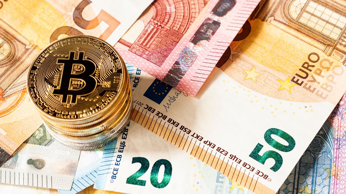 money, currency, euro, cash, finance, business, bank, dollar, paper, wealth, banknote, banking, coin, bill, market, coins, financial, economy, europe, isolated, exchange, note, payment, investment, change, alt coin, altcoin, background, banknotes, bitcoin, blockchain, btc, close-up, closeup, computer, concept, crypto, crypto-currency, cryptocurrency, decentralized, digital, e business