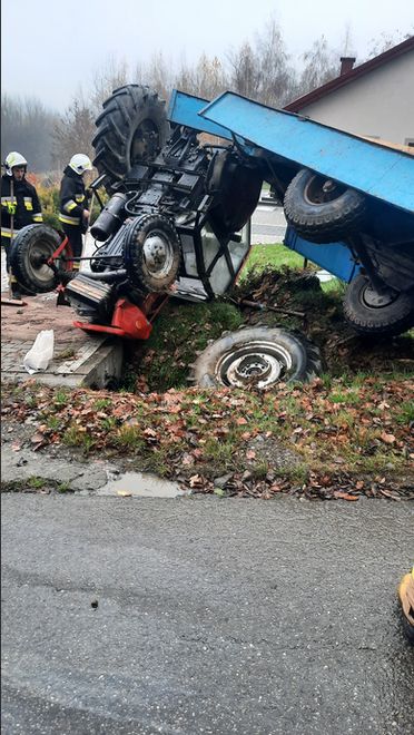 Wypadek ciągnika rolniczego w Buczynie.