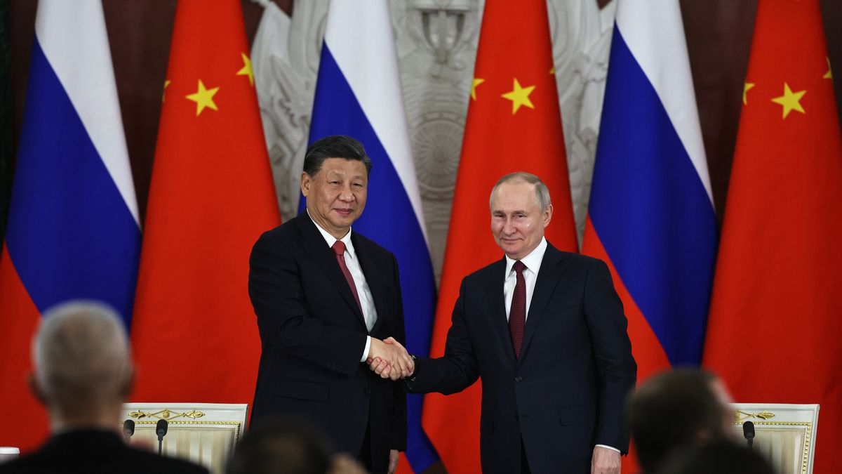 Chinese President Xi Jinping (L) and Russian President Vladimir Putin (R) shake hands during the signing ceremony of documents concerning the further development and cooperation between Russia and China at the Moscow Kremlin, Russia, 21 March 2023. Chinese President Xi Jinping arrived in Moscow on a three-day visit, which will last from March 20 to 22, according to Russian and Chinese state agencies. Xi Jinping visits Russia on improving joint partnership and developing key areas of Russian-Chinese economic cooperation. EPA/MIKHAIL TERESCHENKO / SPUTNIK / KREMLIN POOL MANDATORY CREDIT Dostawca: PAP/EPA.