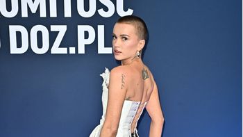 Maffashion stanęła tyłem do fotoreporterów i zaczęło się szaleństwo! Sznurowany gorset to dopiero początek