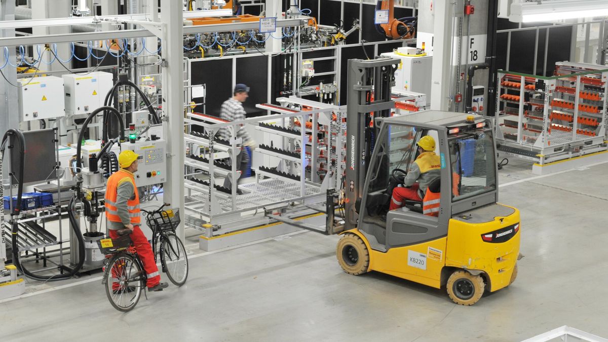 Wojtek Laski - r�?ne
Fot. Wojtek Laski / East News  Fabryka Volkswagena produkujaca auta dostawcze Volkswagen Crafter, otwarta w pazdzierniku 2016. Jest to najwieksza zagraniczna inwestycja w Polsce (warta 800 mln euro). Docelowo w zakladzie pracowac ma 3 tys. osob. Bialezyce kolo Wrzesni, 12/2016.
Wojtek Laski