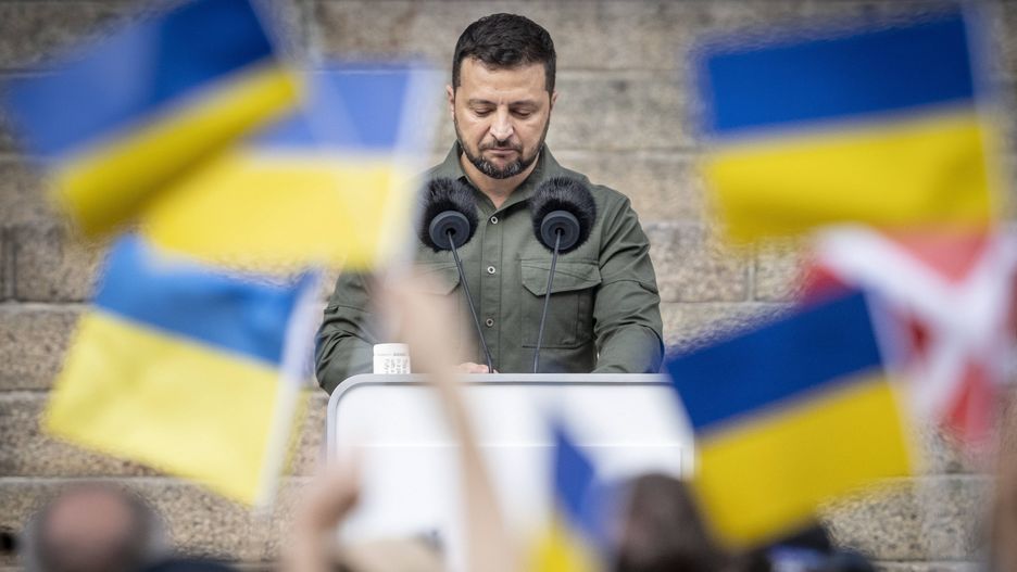 Ukrainian President Volodymyr Zelensky visits Denmark
epa10811640 Ukrainian President Volodymyr Zelensky speaks in front of the Danish Parliament in Copenhagen, Denmark, 21 August 2023. Ukrainian President Volodymyr Zelensky and his wife Olena Zelenska are in Denmark on a two-day visit. The US has given the green light for NATO allies to supply the American-manufactured F-16 warplanes to Ukraine and Denmark announced on 20 August that the country will supply jets to Ukraine.  EPA/Mads Claus Rasmussen  DENMARK OUT 
Dostawca: PAP/EPA.
Mads Claus Rasmussen