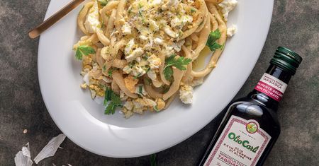 Makaron umbricelli al rancetto z pomidorami, pancettą, serem pecorino