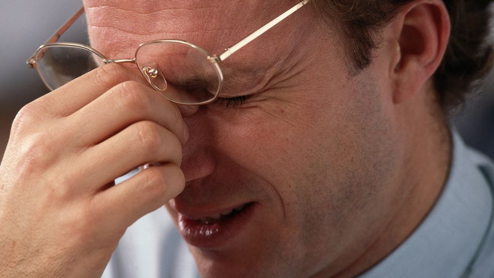 Mroczki przed oczami mogą się pojawiać m.in. przy patrzeniu w monitor komputera