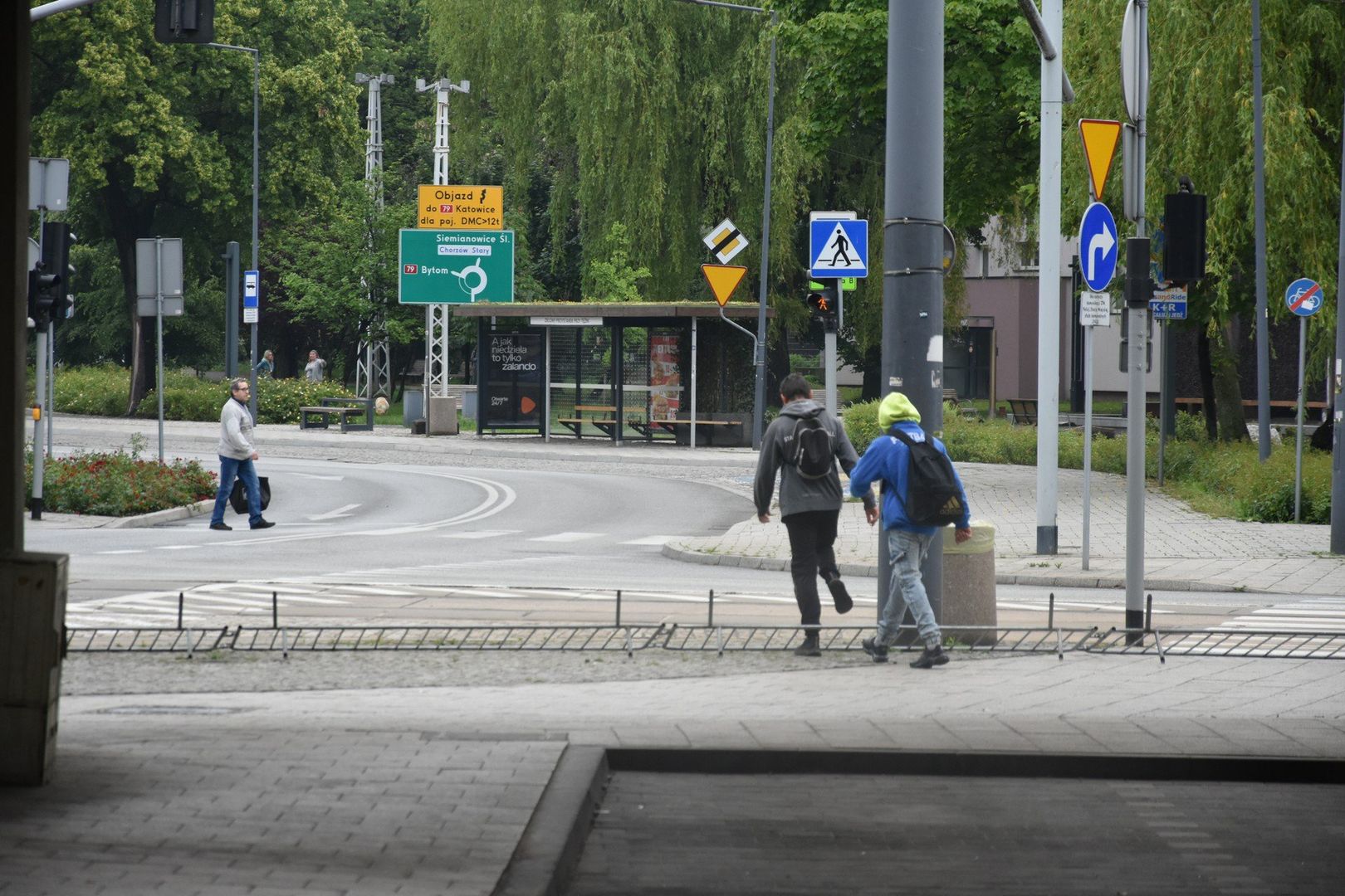 Chorzów estakada i okolice rynku rankiem czerwca. Obiekt grozi zawaleniem.