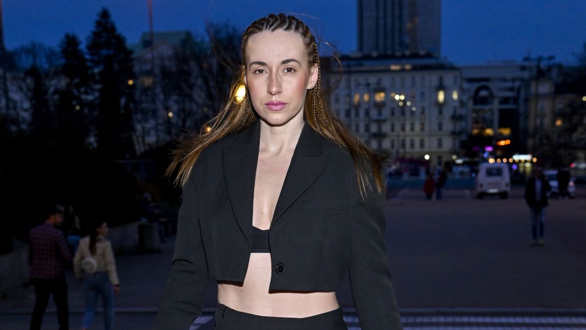 scena z: Marianna Schreiber, SK:, , fot. Jacek Kurnikowski/AKPA14. LGBT+ Film Festival Poland 2023, damskie, festiwal, kobieta, lgbt, marynarka krótka, marynarka czarna, sylwetka, spódniczka czarna, top czarny, Marianna Schreiber