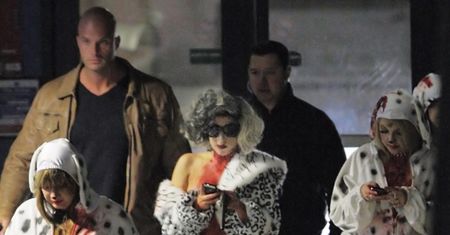 Lady Gaga z... PODERŻNIĘTYM GARDŁEM!