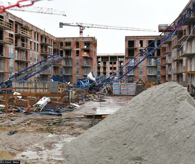 Wichura przewróciła dźwig. Dwie osoby nie żyją. Mamy komentarz PIP