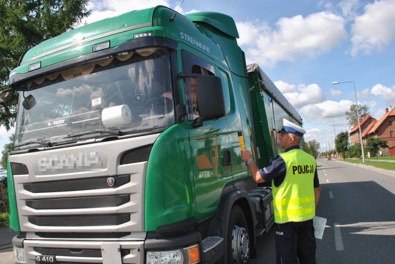 2,5 promila w 25-tonowej ciężarówce. Chciał tak przejechać ponad 100 km