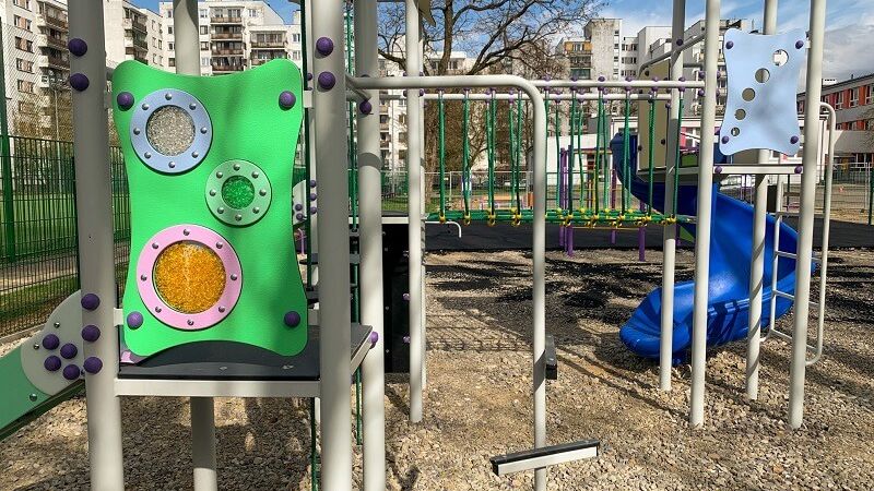 Na terenie Szkoły Podstawowej nr 57 powstaje nowy plac zabaw