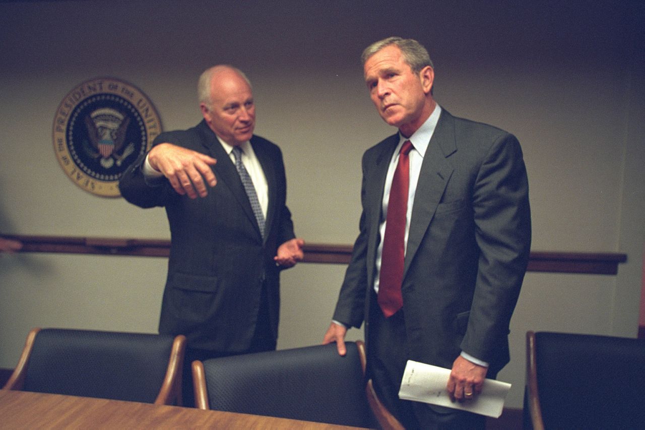 Prezydent George Bush i Wiceprezydent Dick Cheney w centrum antykryzysowym PEOC (President's Emergency Operations Center)