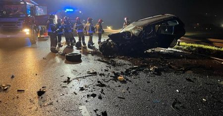 Bytom. Śmiertelny wypadek. W czołowym zderzeniu dwóch aut jedna osoba zginęła, druga trafiła do szpitala
