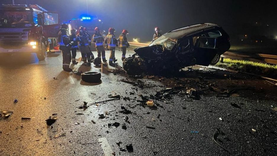 W czołowym zderzeniu samochodów w Bytomiu zginęła jedna osoba.