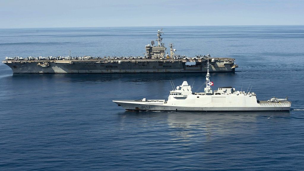 Fregata Languedoc w eskorcie amerykańskiego lotniskowca USS Dwight D. Eisenhower