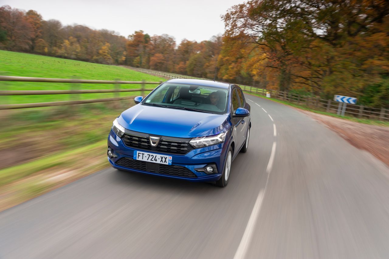 Dacia Sandero już nie jest najtańsza, ale teraz to znacznie nowocześniejsze auto.