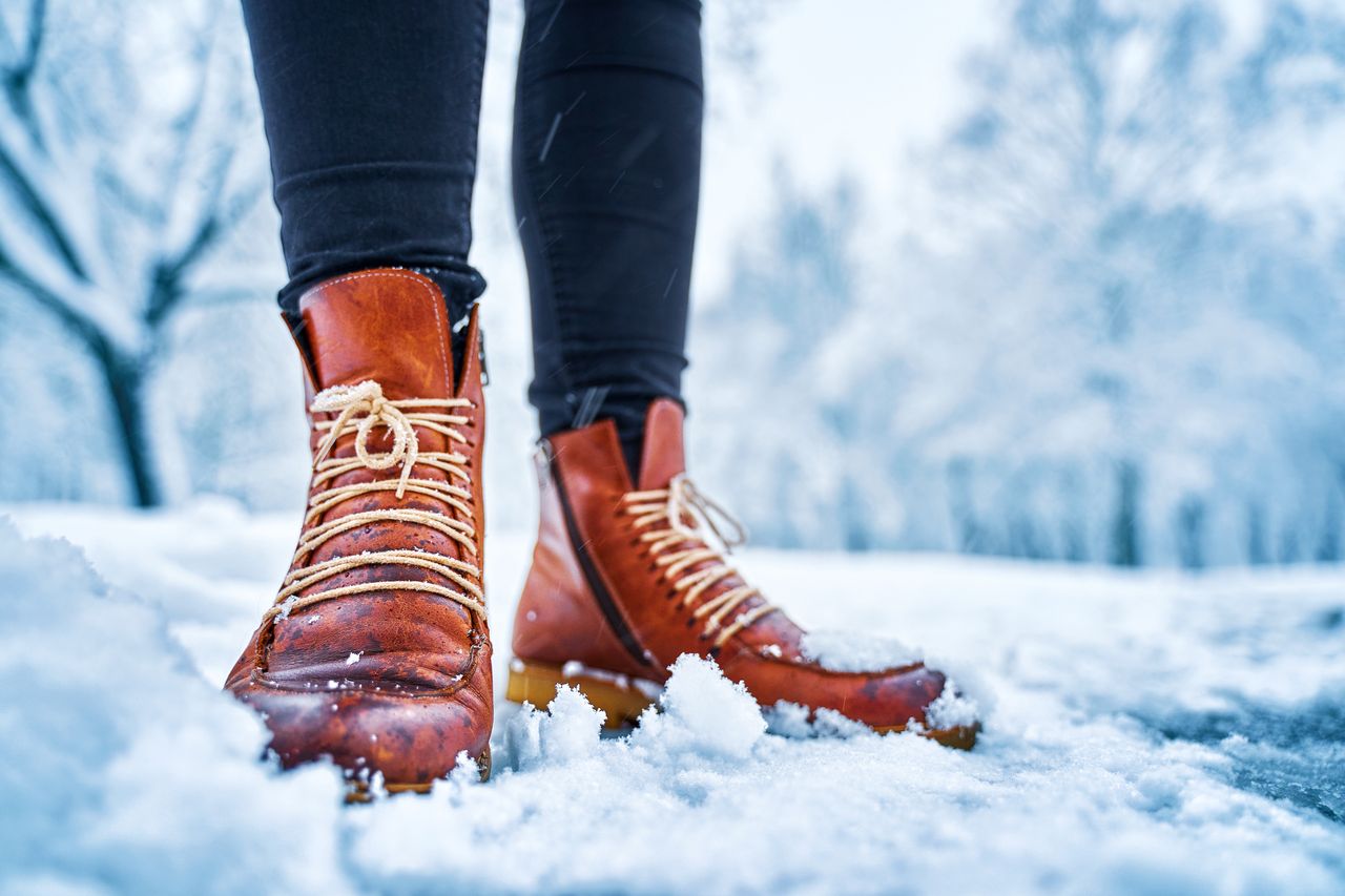 Sposoby na śliskie buty. Wykorzystasz je zimą i na parkiecie