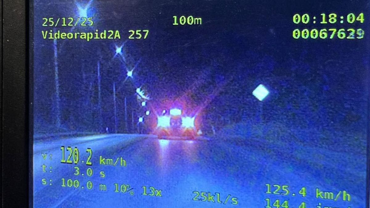 Wigilijny pośpiech zakończony mandatem. 120 km/h w terenie zabud