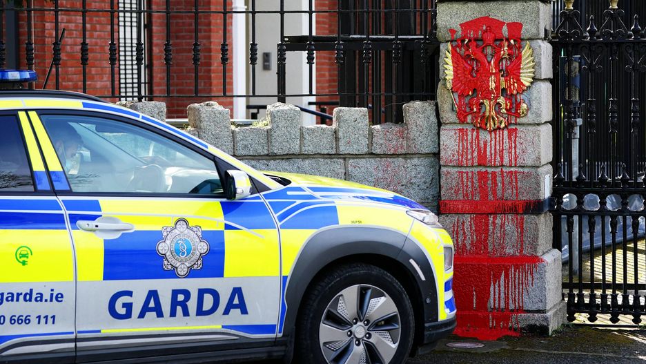 Incydent w Irlandii. Ciężarówka staranowała bramę ambasady Rosji