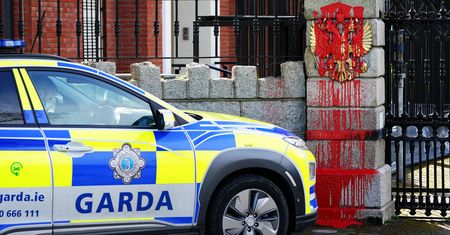Incydent w Irlandii. Ciężarówka staranowała bramę ambasady Rosji
