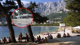Akcja w Chorwacji. Zabierają ręczniki z plaży. Załadowali całe auto