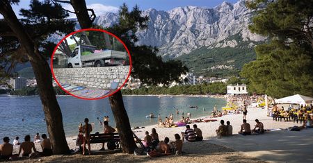 Akcja w Chorwacji. Zabierają ręczniki z plaży. Załadowali całe auto