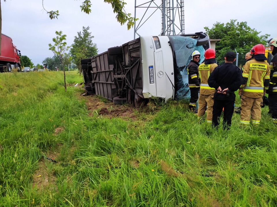 Jełowa. Wypadek autobusu z dziećmi. Lądował śmigłowiec LPR