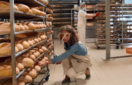 Orange dla Firm w kampanii świątecznej pyta „Za co?”