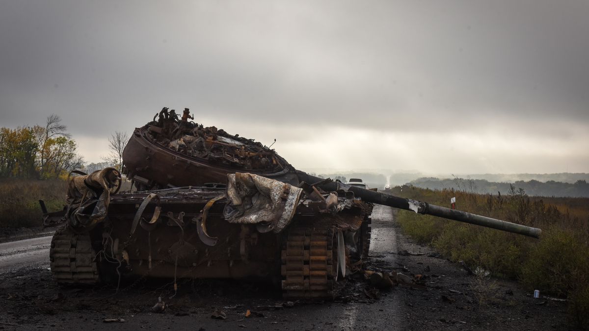 A destroyed Russian tank on the road in Kharkiv region, Ukraine, 01 October 2022. The Ukrainian army pushed Russian troops from occupied territory in the northeast of the country in a counterattack. Kharkiv and surrounding areas have been the target of heavy shelling since February 2022, when Russian troops entered Ukraine starting a conflict that has provoked destruction and a humanitarian crisis. EPA/OLEG PETRASYUK Dostawca: PAP/EPA.