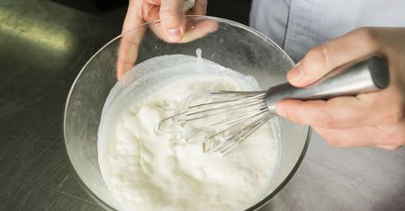 Bita śmietana. Te triki sprawią, że będzie perfekcyjna