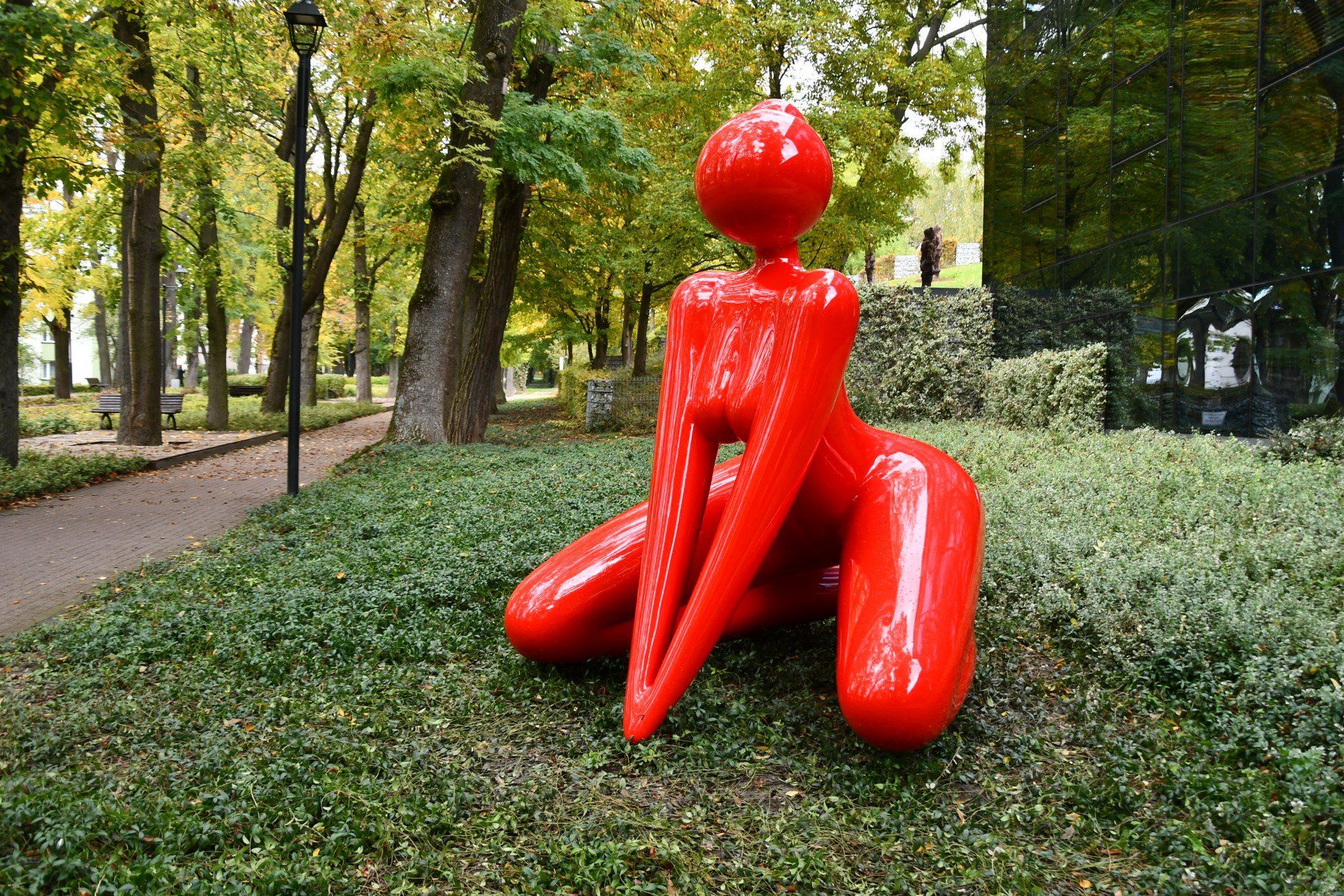 Rzeźba Gaja na tle zieleni przy Alei Mickiewicza w Busku-Zdroju. 