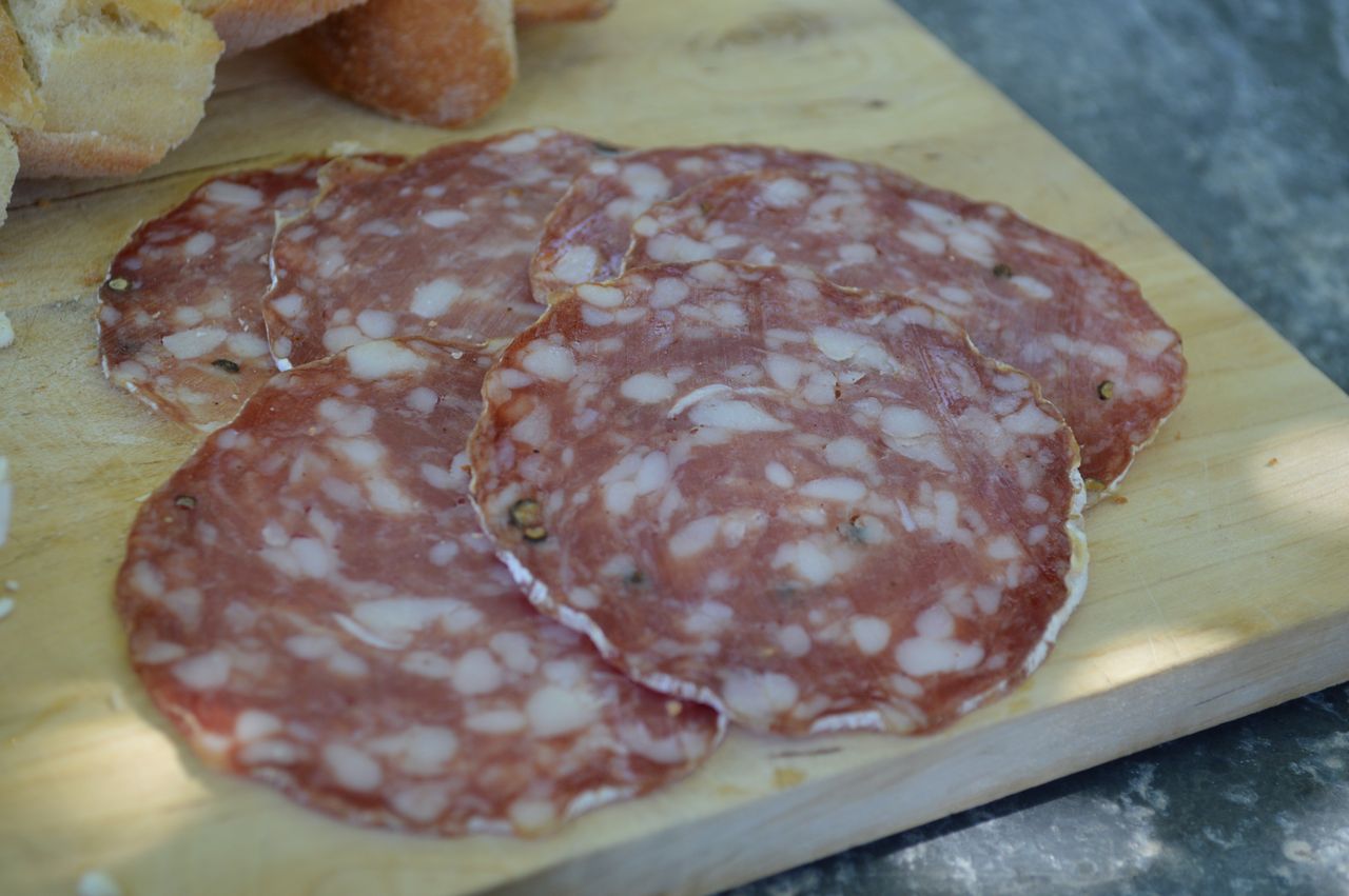 Wygląda jak salami, ale o wiele lepsza. Kiełbasa z Lyonu podbiła nasze serca na wakacjach