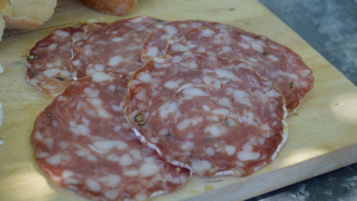 Rosette de Lyon pokrojona w cienkie plasterki