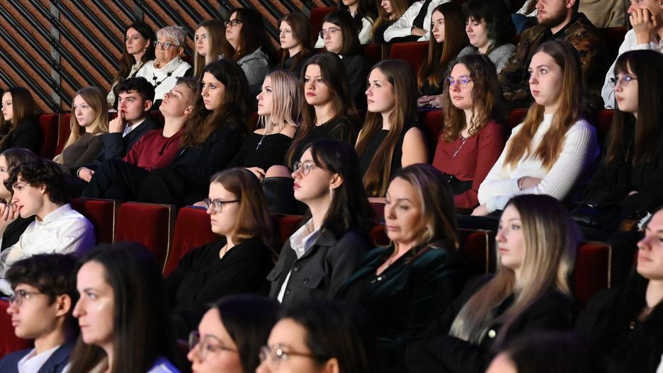 Raport pokazuje, że kobiety w nauce awansują rzadziej z powodu nakładających się barier kulturowych i systemowych.