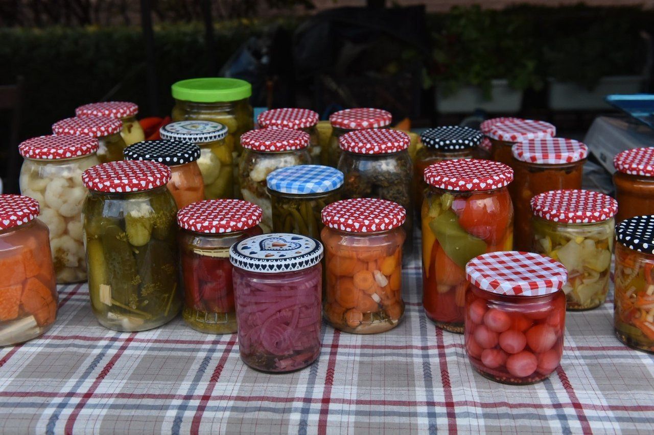 Doceńmy to, co mamy zdrowego, lokalnego i niekosztownego - mówi Filip Malinowski. To założyciel Fundacji Zdrowego Życia w Toruniu, organizator Wolnego Jarmarku Toruńskiego, organizator warsztatów zielarskich, szef &#34;Chwast Prast  Vegeterian Bistro&#34;, chodząca vege encyklopedia. Na zdjęciu: przy swoim stoisku na Wolnym Jarmarku.