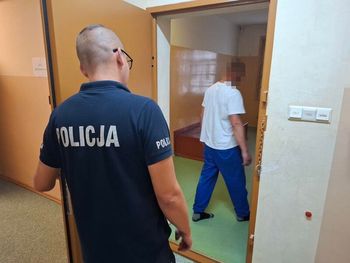 Wrzeście: Pijany pasażer wysiadł z pociągu i położył się w trawie. Policjanci odstawili go do więzienia
