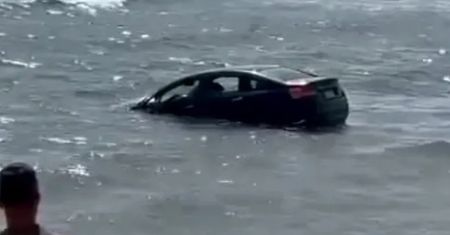 Turysta wjechał samochodem do Morza Czerwonego. "Chciałem tylko umyć auto"