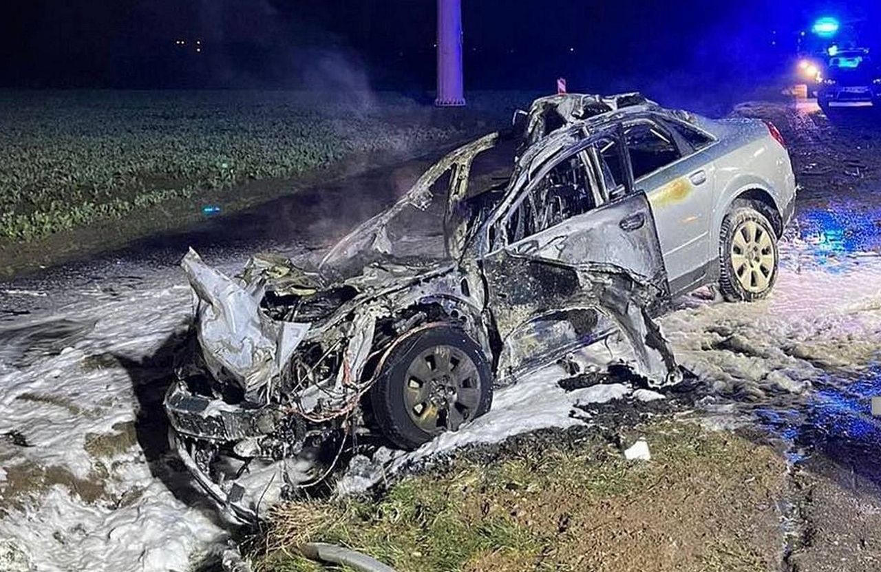 19-latek w audi uderzył w talerzówkę. Auto od razu się zapaliło