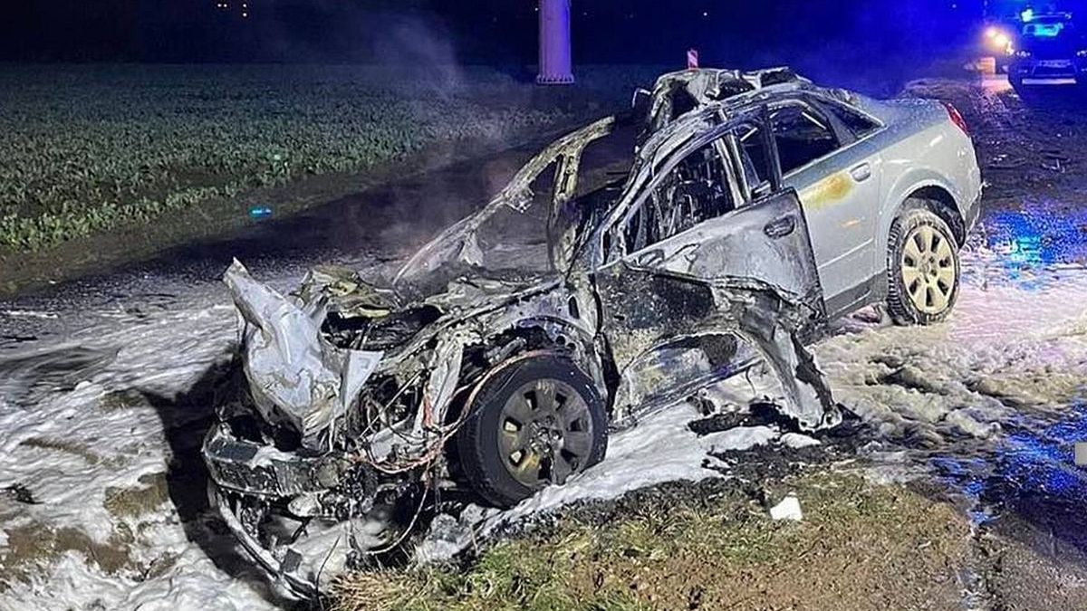 Audi wbiło się w maszynę rolniczą i stanęło w płomieniach